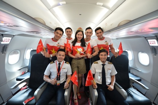 Mừng Tết Độc lập, khách Vietjet được nhận quà và cùng hát acapella - Ảnh 7.