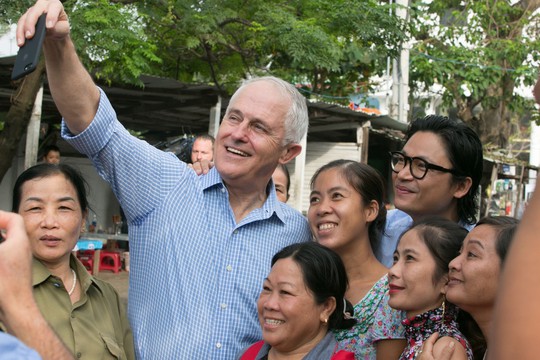 Thủ tướng Úc thích thú thưởng thức bánh mì vỉa hè Đà Nẵng - Ảnh 7.