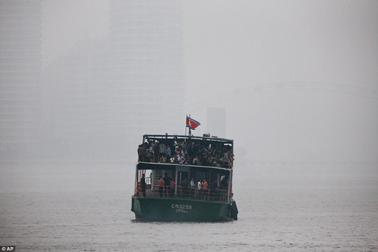 Mặc thế giới, dân Triều Tiên vui tươi đi du thuyền - Ảnh 4.