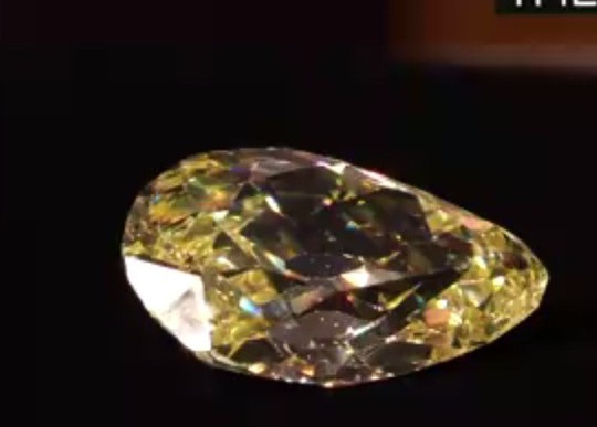 Ngắm hai viên kim cương vàng lớn nhất thế giới đấu giá hôm nay - Ảnh 9.