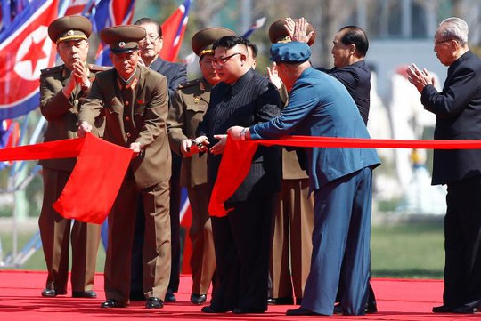 Lãnh đạo Kim Jong-un cắt băng khánh thành. Ảnh: Reuters