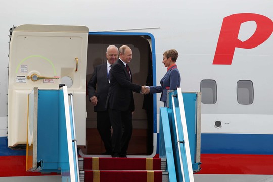 
Ông Putin lịch sự bắt tay tiếp viên hàng không
