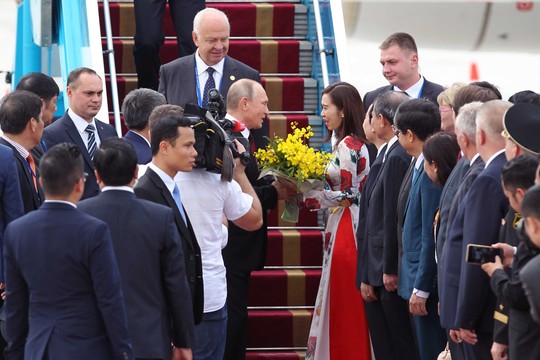 
Ông Putin nhận hoa chào mừng
