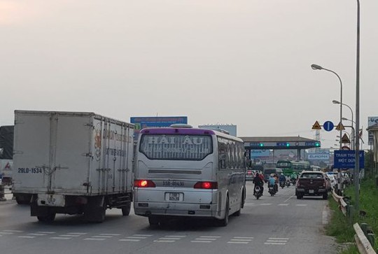 Vụ trạm thu phí quốc lộ 5: Đã triệu tập một số tài xế - Ảnh 2. Vụ trạm thu phí quốc lộ 5: Đã triệu tập một số tài xế - Ảnh 2.