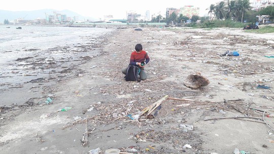 Hơn 1 km bờ biển Đà Nẵng tràn ngập hàng trăm tấn rác - Ảnh 8.
