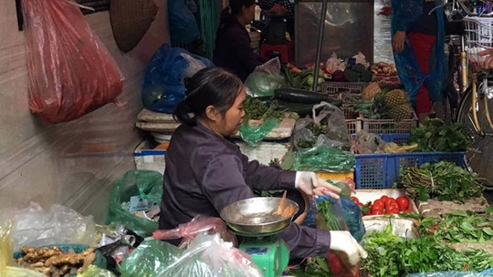 Mưa ngập đồng, giá rau xanh tại chợ Hà Nội tăng mạnh - Ảnh 1.
