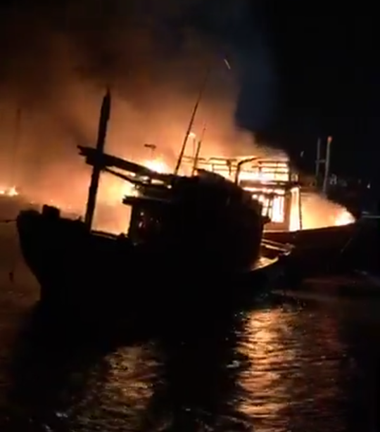 Hỏa hoạn thiêu rụi 4 tàu cá của ngư dân trong đêm - Ảnh 1.