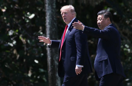 ''
Ông Trump và ông Tập dạo bộ trong khu nghỉ dưỡng Mar-a-Lago hôm 7-4. Ảnh: Reuters
''