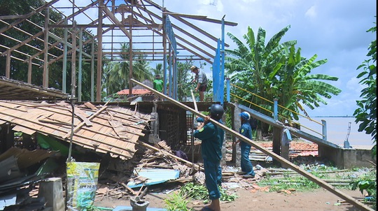 Dân cù lao hoảng loạn tháo chạy trong đêm - Ảnh 2. Dân cù lao hoảng loạn tháo chạy trong đêm - Ảnh 2.