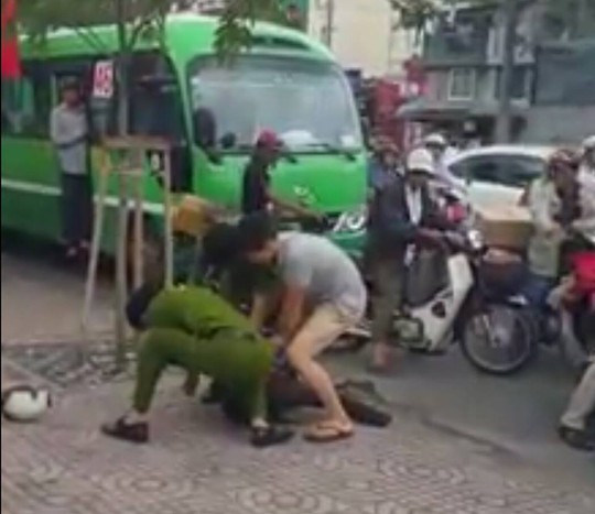 Soái ca bắt cướp giữa Sài Gòn làm xao xuyến cộng đồng mạng - Ảnh 3. Soái ca bắt cướp giữa Sài Gòn làm xao xuyến cộng đồng mạng - Ảnh 3.