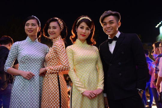 Ngô Thanh Vân và những diễn viên trong dự án phim Cô Ba Sài Gòn của cô