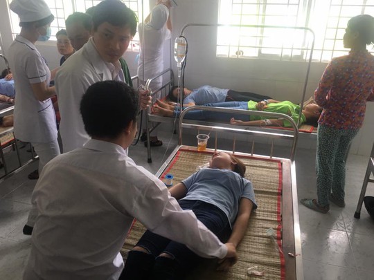 Vụ ngộ độc tập thể ở An Giang: Hơn 100 công nhân tái nhập viện - Ảnh 2. Vụ ngộ độc tập thể ở An Giang: Hơn 100 công nhân tái nhập viện - Ảnh 2.