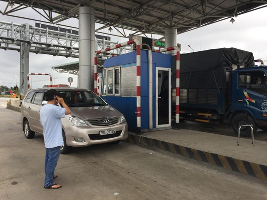 BOT Ninh An lại ách tắc vì tài xế chắn làn - Ảnh 1. BOT Ninh An lại ách tắc vì tài xế chắn làn - Ảnh 1.