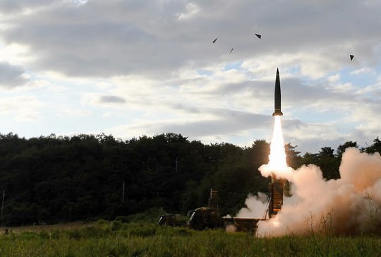 Phản ứng Triều Tiên thử Hwasong-12, Hàn Quốc bắn tên lửa Hyunmoo-II - Ảnh 1.
