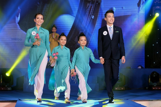 Tiếp viên Vietnam Airlines catwalk cực chuẩn trong cuộc thi tài sắc - Ảnh 2.