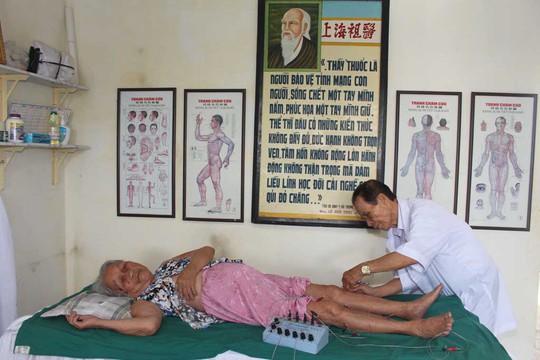 Bác sĩ Lê Văn Thi điều trị cho một bệnh nhân cao tuổi