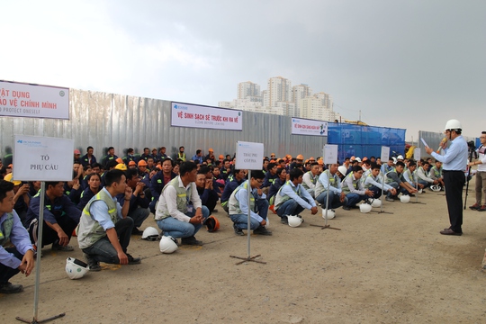 
Công nhân Công ty CP Xây dựng Hòa Bình nghe tuyên truyền về an toàn - vệ sinh lao động
