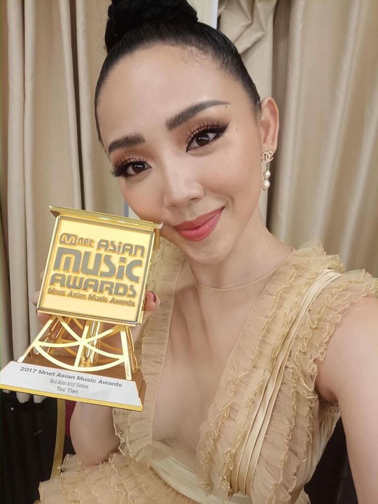 Toc Tien is honored as "Best Asian Artist of Vietnam" at the MAMA 2017