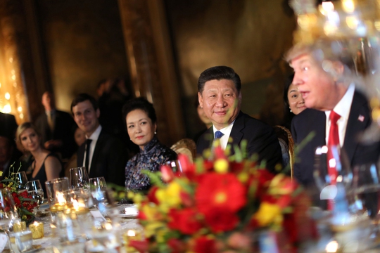 
Tổng thống Mỹ Donald Trump (phải) và Chủ tịch Trung Quốc Tập Cận Bình tại bữa ăn tối 6-4 Ảnh: Reuters
