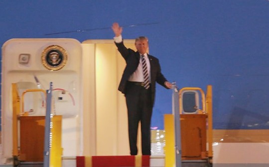 Tổng thống Mỹ Donald Trump giơ tay vẫy chào khi tới Hà Nội - Ảnh 4.