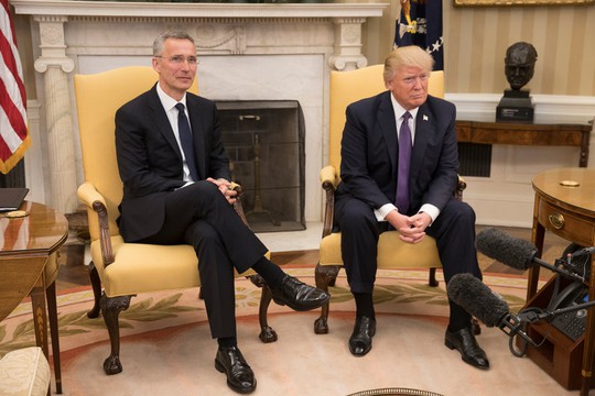 
Ông Trump (phải) tiếp ông Jens Stoltenberg tại Nhà Trắng hôm 12-4. Ảnh: The New York Times
