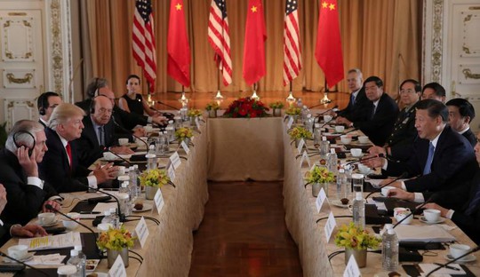''
Hai phái đoàn ngoại giao Mỹ-Trung bên bàn đàm phán tại Mar-a-Lago bang Florida. Ảnh: Reuters
''