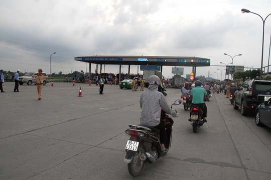Công an Hưng Yên lên tiếng vụ tài xế trả tiền lẻ ở trạm QL5 - Ảnh 1. Công an Hưng Yên lên tiếng vụ tài xế trả tiền lẻ ở trạm QL5 - Ảnh 1.