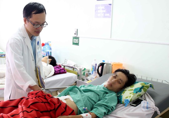 Suýt chết vì tự rút thanh gỗ găm vào bụng - Ảnh 1. Suýt chết vì tự rút thanh gỗ găm vào bụng - Ảnh 1.