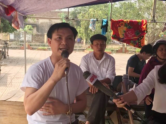 Ông Đặng Văn Cảnh phát biểu trước khi được ra khỏi thôn Hoành - Ảnh: Văn Duẩn