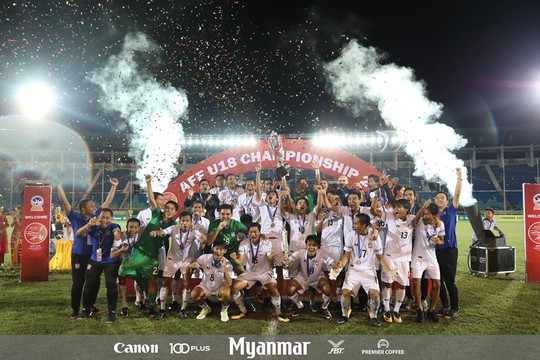 Thủ môn lại biếu chức vô địch U18 cho Thái Lan - Ảnh 2. Thủ môn lại biếu chức vô địch U18 cho Thái Lan - Ảnh 2.