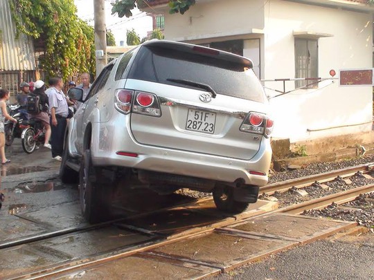 Sụp b&aacute;nh ngay đường ray, &ocirc; t&ocirc; 7 chỗ buộc t&agrave;u hỏa thắng khẩn - Ảnh 1.