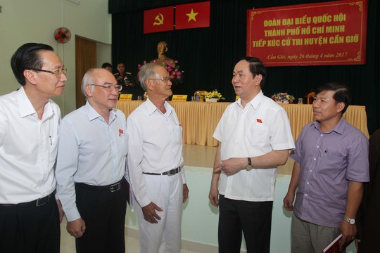 
Chủ tịch nước Trần Đại Quang (thứ 2 từ phải sang) tiếp xúc cử tri ở Cần Giờ

