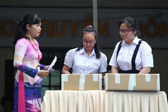 Chùm ảnh: Nét căng thẳng, âu lo ngày đầu thi lớp 10 - Ảnh 11.