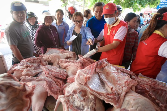 Chen nhau mua thịt heo cực rẻ 25.500 đồng/kg - Ảnh 8.
