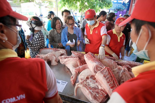 Chen nhau mua thịt heo cực rẻ 25.500 đồng/kg - Ảnh 3.