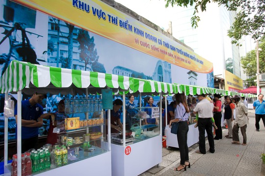 Ngắm phố hàng rong ở đường Nguyễn Văn Chiêm, quận 1 - Ảnh 1.