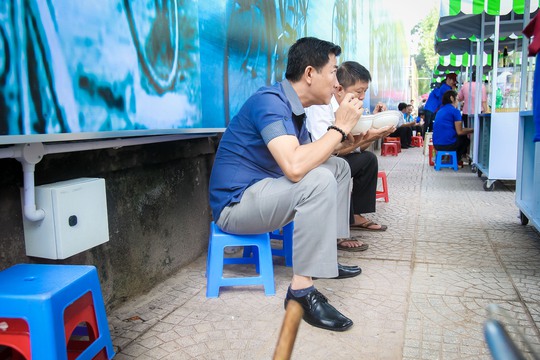 Ngắm phố hàng rong ở đường Nguyễn Văn Chiêm, quận 1 - Ảnh 11.