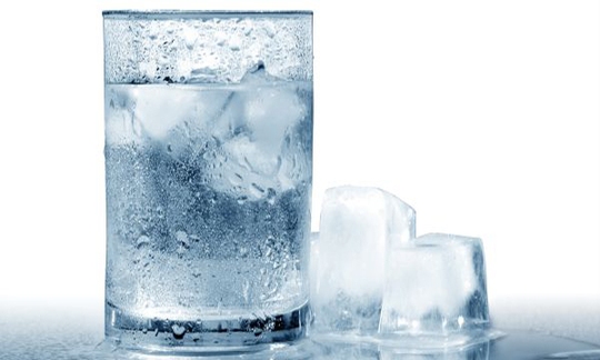 Sự thật uống nước lạnh sau ăn có hại tim? - Ảnh 2.