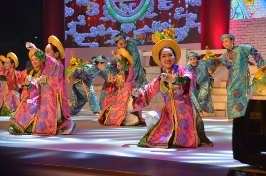 Ngắm nghệ sĩ Việt - Hàn - Nga - Campuchia lộng lẫy trên sân khấu - Ảnh 2.
