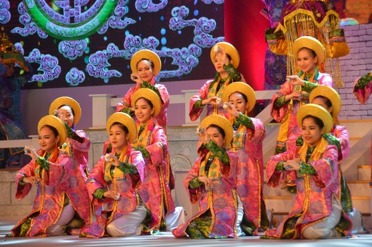 Ngắm nghệ sĩ Việt - Hàn - Nga - Campuchia lộng lẫy trên sân khấu - Ảnh 3.