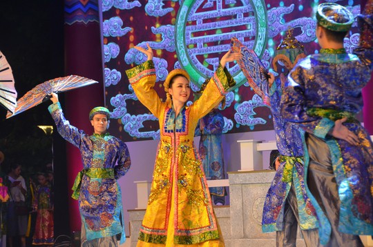 Ngắm nghệ sĩ Việt - Hàn - Nga - Campuchia lộng lẫy trên sân khấu - Ảnh 4.