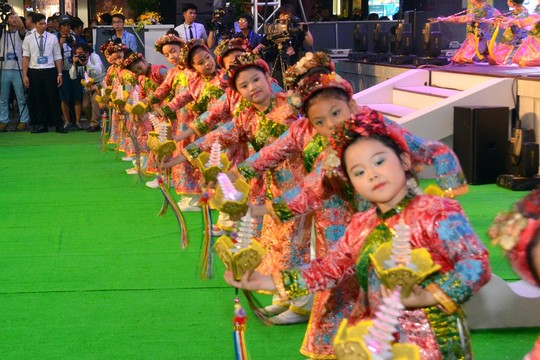 Ngắm nghệ sĩ Việt - Hàn - Nga - Campuchia lộng lẫy trên sân khấu - Ảnh 7.