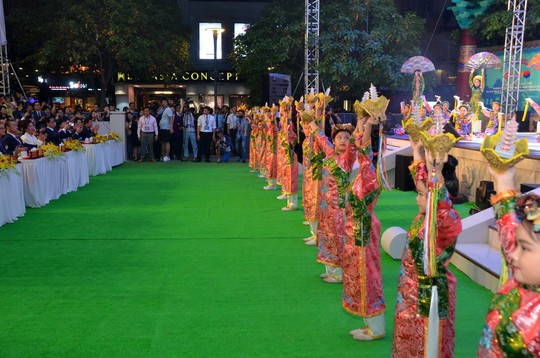Ngắm nghệ sĩ Việt - Hàn - Nga - Campuchia lộng lẫy trên sân khấu - Ảnh 8.