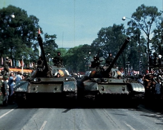 
Hình ảnh xe tăng quân giải phóng trên đường phố Sài Gòn trong ngày 30-4. Ảnh cắt từ phim “Việt Nam: 30 ngày ở Sài Gòn”
