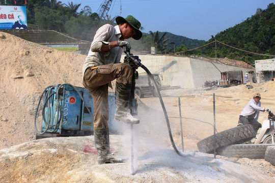 Một công nhân đang khoan đá đường dẫn vào hầm