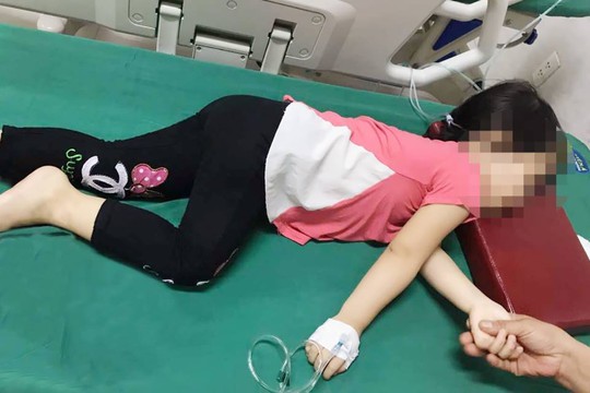 Bé gái suýt chết vì nuốt dây đồng hồ kim loại - Ảnh 1. Bé gái suýt chết vì nuốt dây đồng hồ kim loại - Ảnh 1.