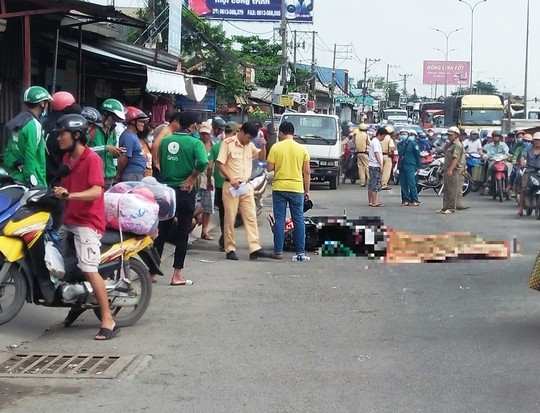 Xe đầu kéo cán chết tài xế GrabBike rồi bỏ chạy - Ảnh 1. Lực lượng chức năng có mặt khám nghiệm hiện trường