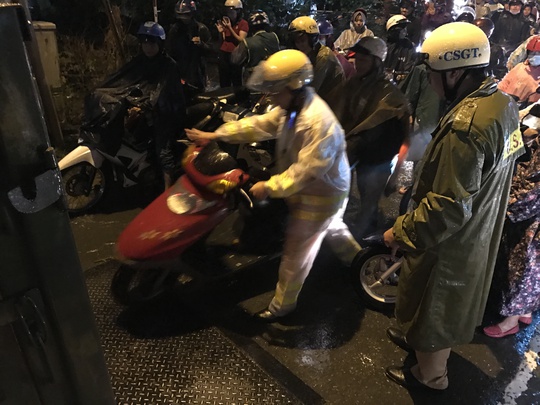 CSGT dầm mưa giúp dân qua đoạn ngập ở Sài Gòn - Ảnh 7.