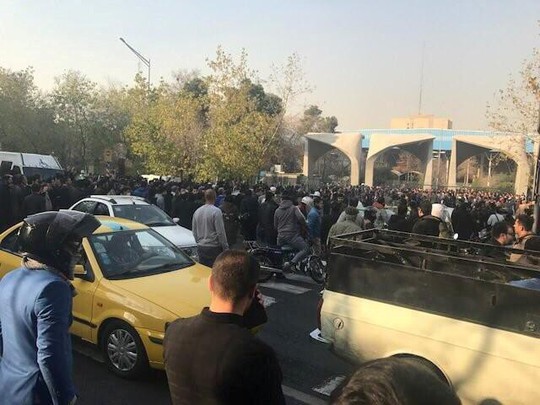 Biểu tình bạo lực ở Iran, hơn 10 người thiệt mạng - Ảnh 4.