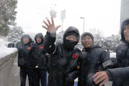 Trước đại chiến Uzbekistan, U23 Việt Nam háo hức nghịch tuyết - Ảnh 2.
